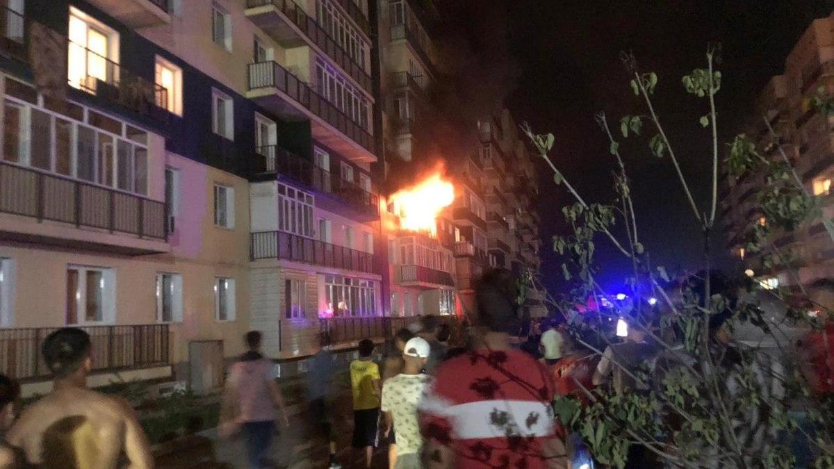 Пять человек пострадали из-за пожара в многоэтажке близ Алматы (видео)